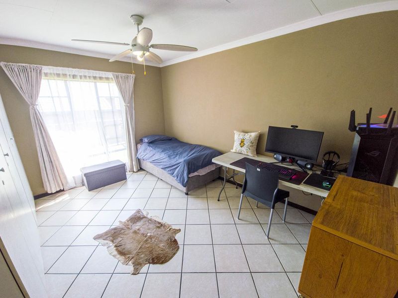 2 Bedroom Townhouse Available in Mooikloof Ridge - Photo 8