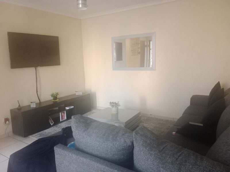 Spacious 3 Bedroom, 2 Bathroom Simplex To Let - Photo 4