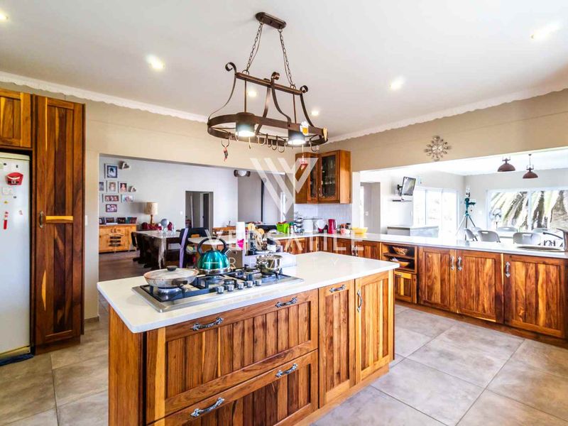 Expansive Living, Serene Setting - Photo 7