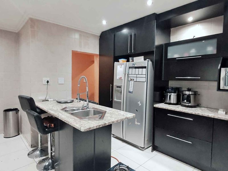 A beautiful dream home in a sought after neighbourhood:RELOCATION SALE - Photo 6