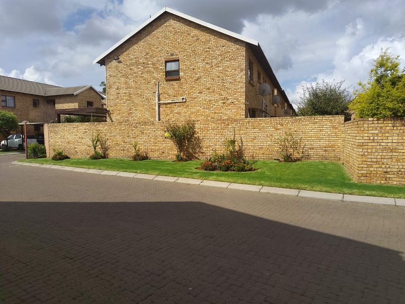 A Bedroom Apartment in Brentwood Manor For Sale - Photo 3