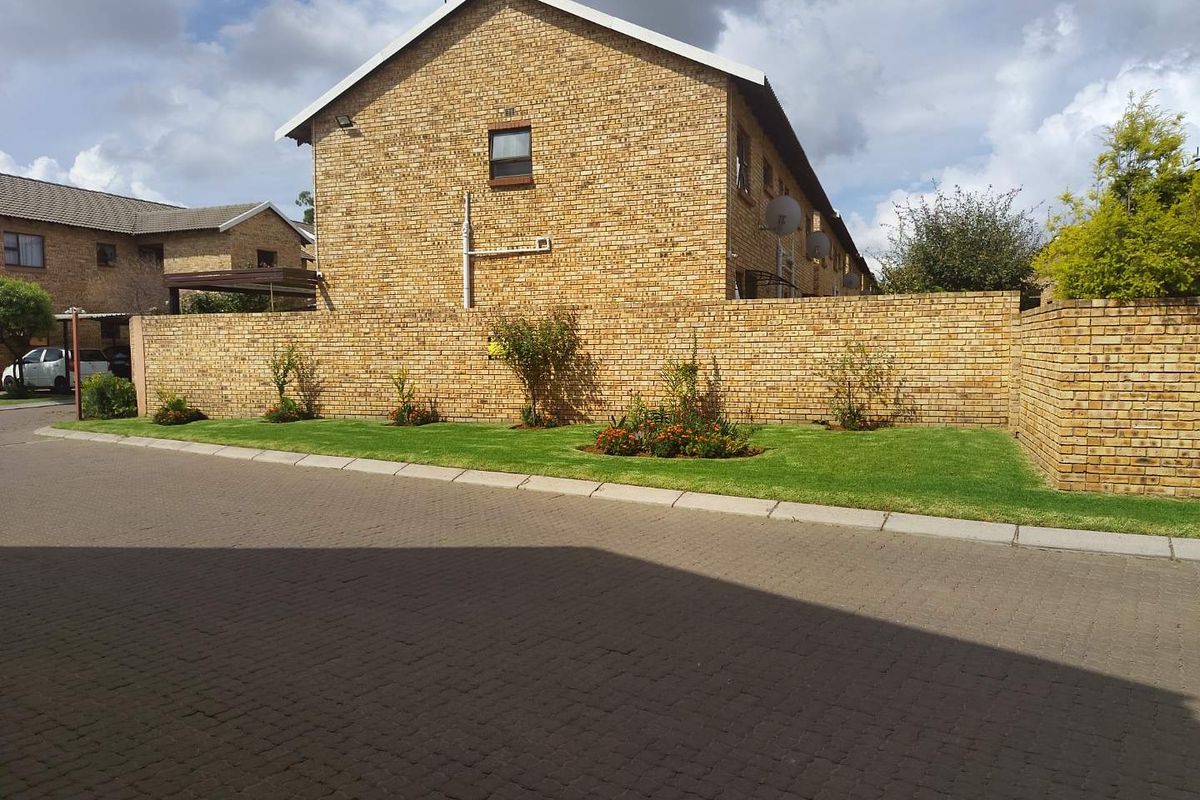 A Bedroom Apartment in Brentwood Manor For Sale - Photo 3