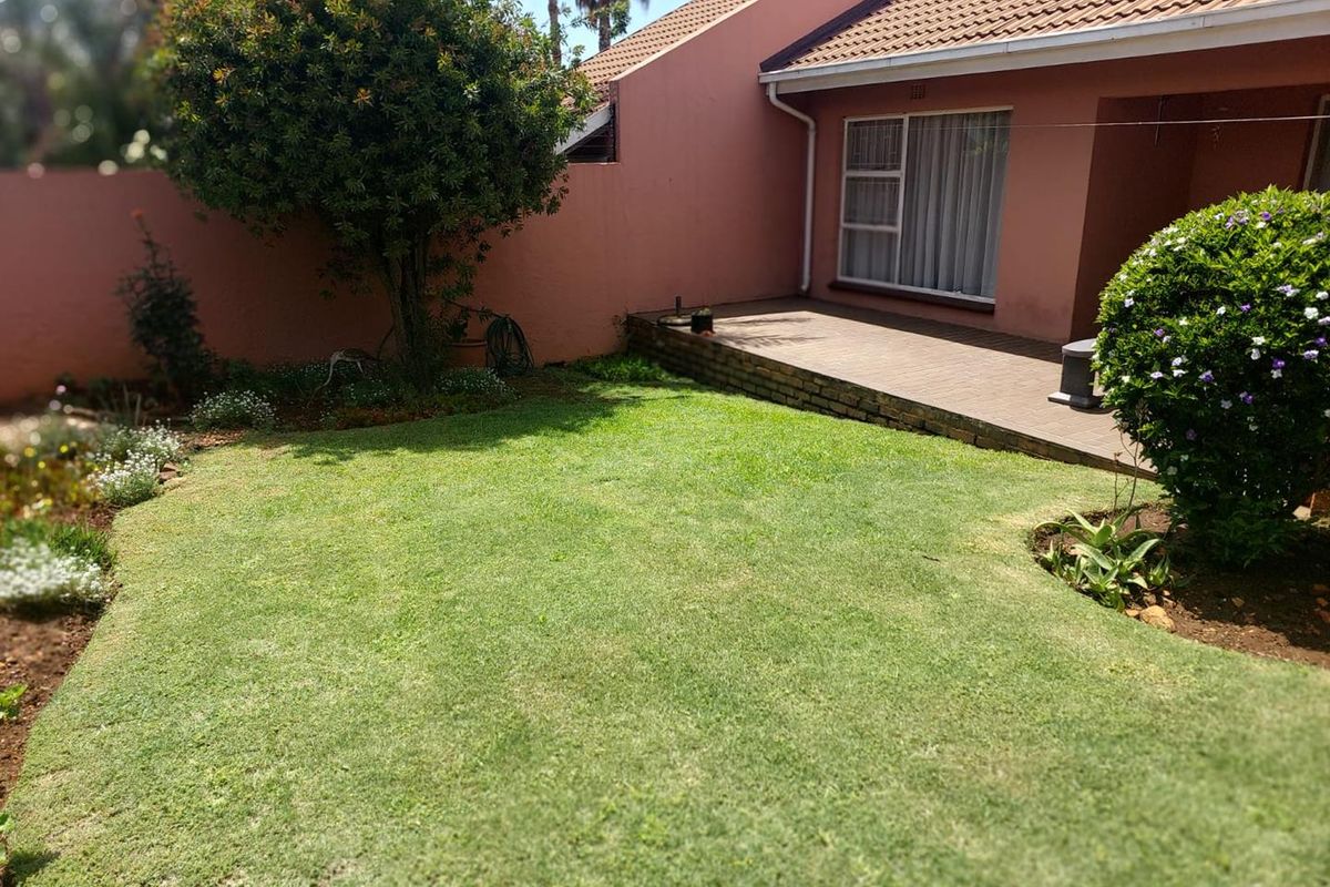 Pet Friendly Three Bedroom Home with Private Garden - Photo 2