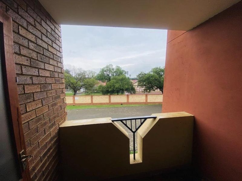 Specious 2Bedroom, 1Bathroom Top Floor Apartment to Rent at Pebble Falls, Boksburg - Photo 9