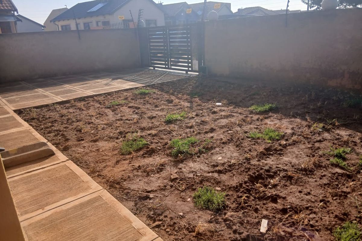 Your Dream Home: Modern Comfort in a Secure Community - Photo 4