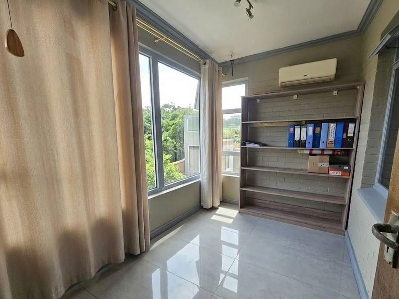 Beautifully renovated 1.5-bedroom apartment in the highly sought-after and well-managed Oceanview complex on the Bluff - Photo 6