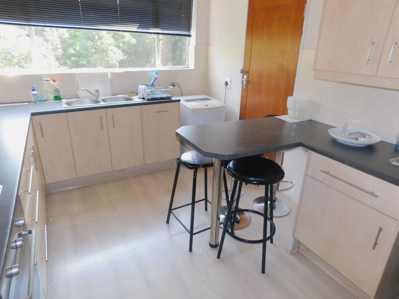 Four bedroom apartment in Illovo - Photo 5