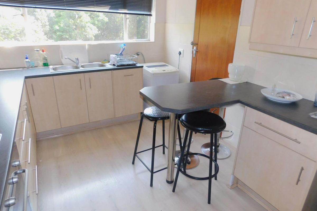 Four bedroom apartment in Illovo - Photo 5