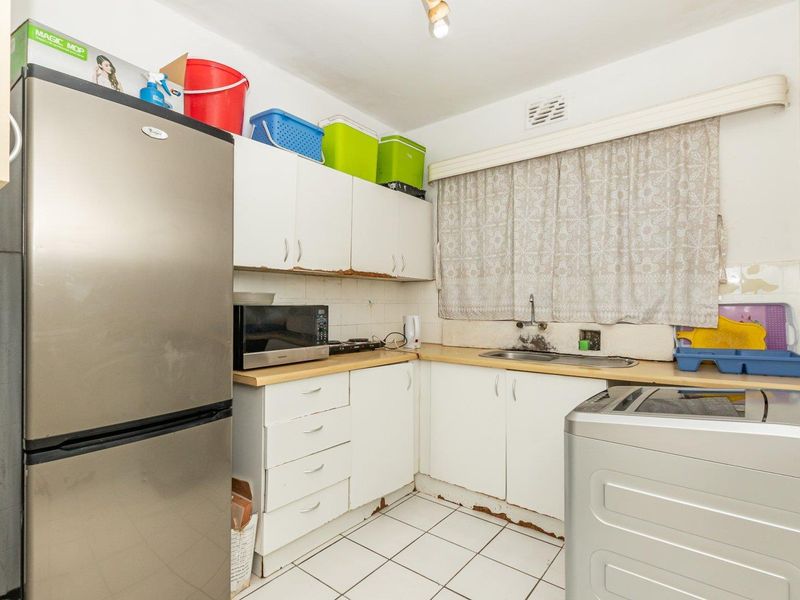 Lovely mountain views in a Central Location. - Photo 8