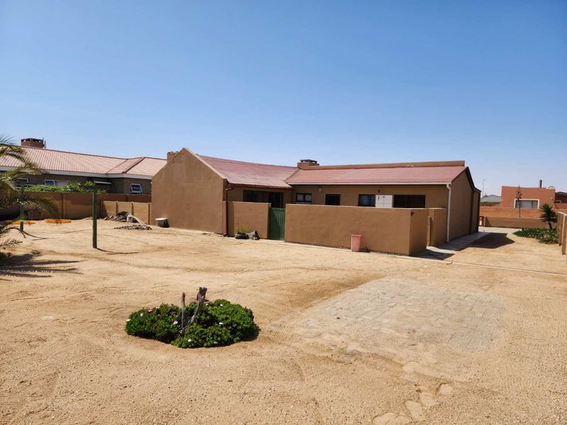 **Charming 2-Bedroom Home: Perfect for Couples or Retirees** - Photo 4