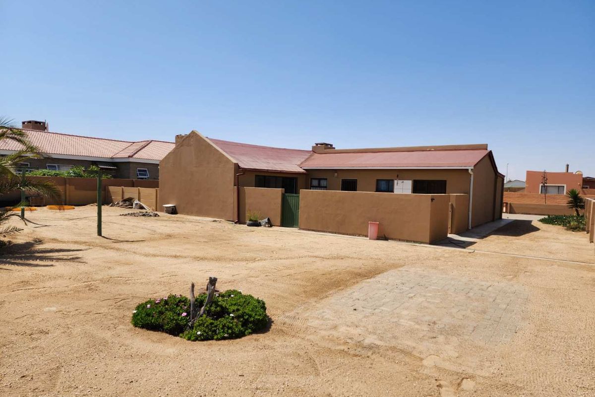 **Charming 2-Bedroom Home: Perfect for Couples or Retirees** - Photo 4