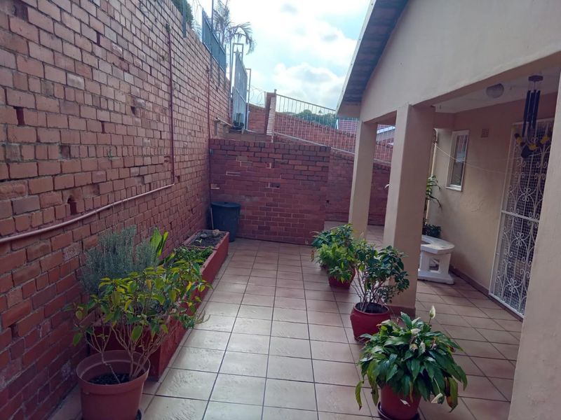 Cozy Family Home in Shallcross with Great Security and Views - Photo 3