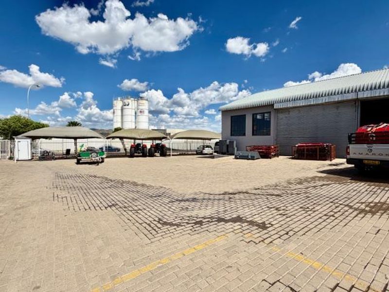 Well maintained prime commercial property for rent. - Photo 3