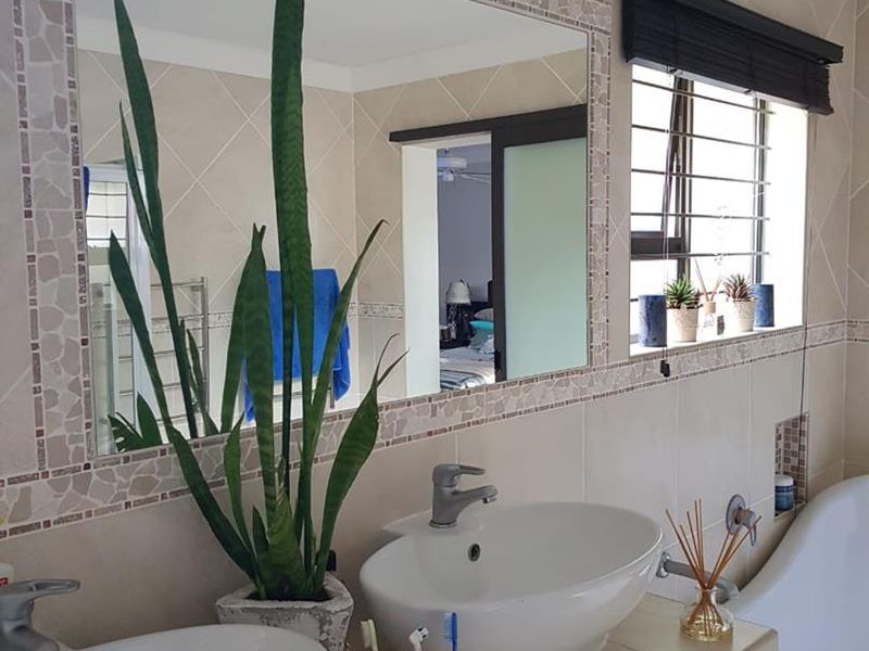 ✨ Two Homes + Bachelor Flat - Victorian Gem in Langebaan’s Middedorp ✨ - Photo 3