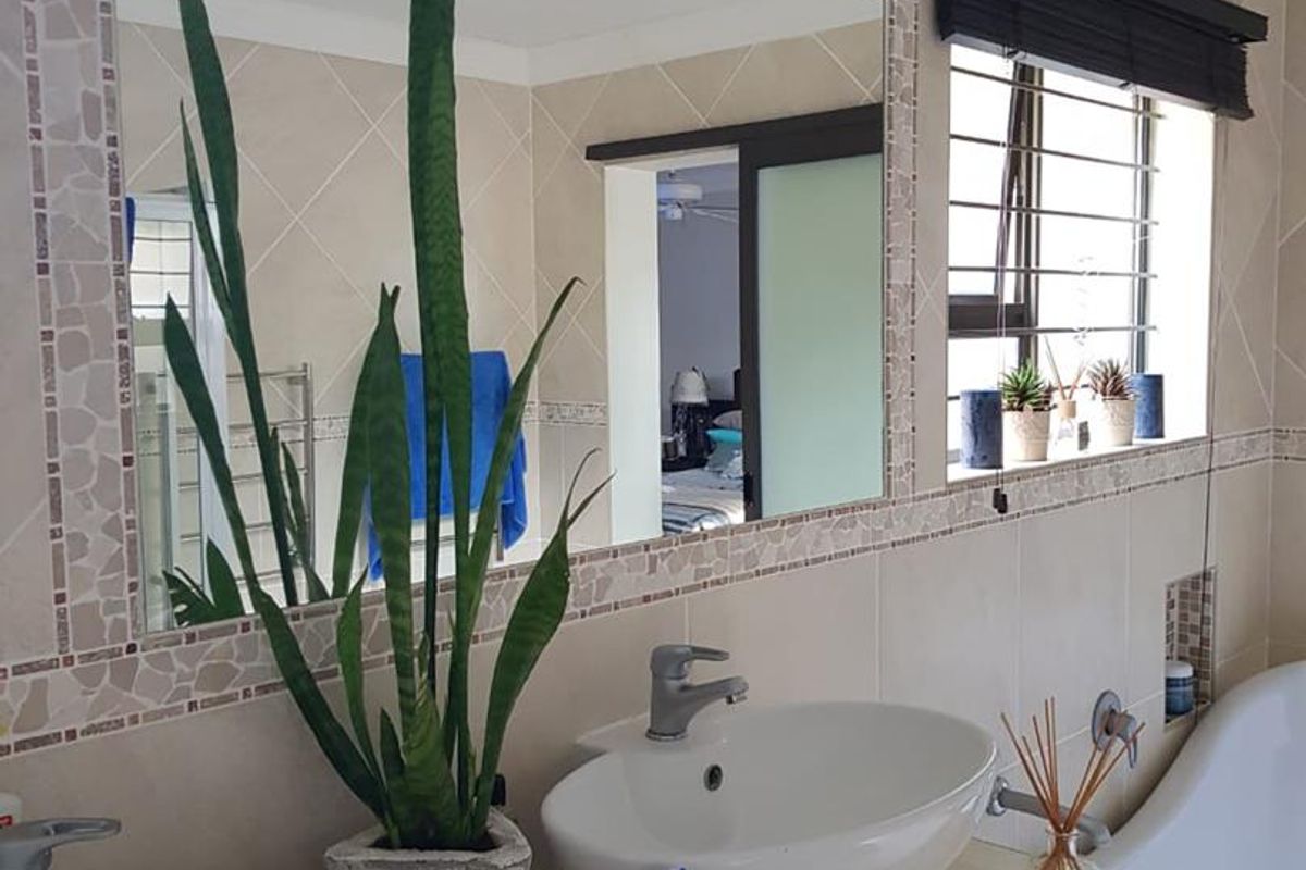 ✨ Two Homes + Bachelor Flat - Victorian Gem in Langebaan’s Middedorp ✨ - Photo 3
