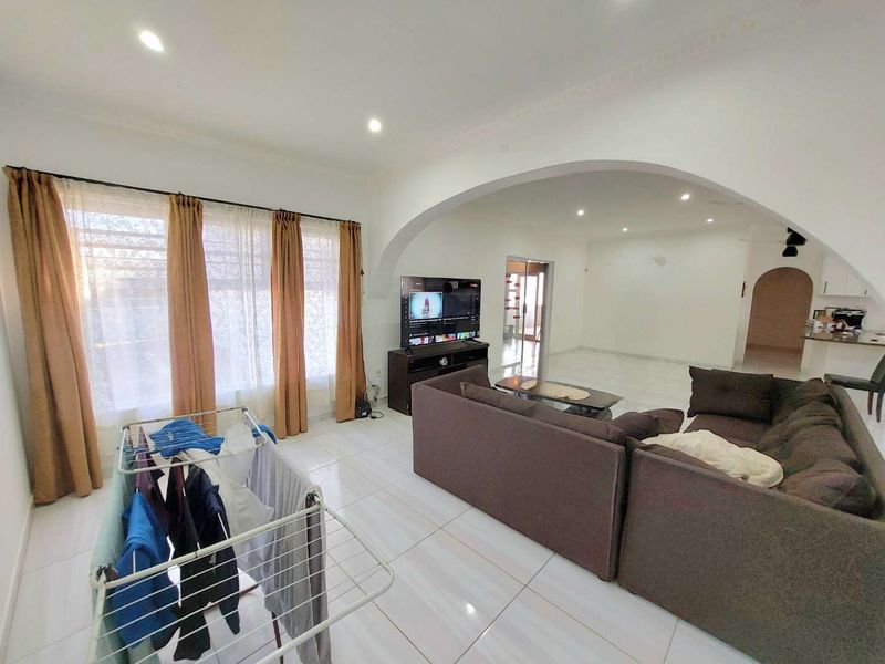 4 Bedroom Coastal Gem - Photo 10