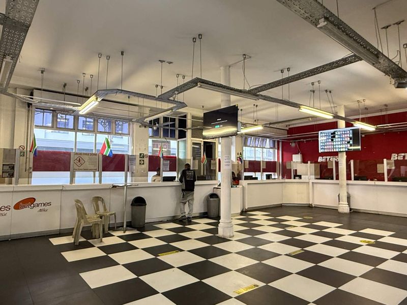 180m2 corner retail unit to let - Photo 7