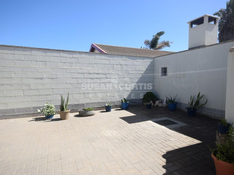 Secure back yard flat with a garage - Photo 6