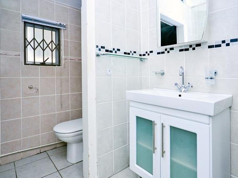 Furnished 2 bedroom with private patio - Photo 10