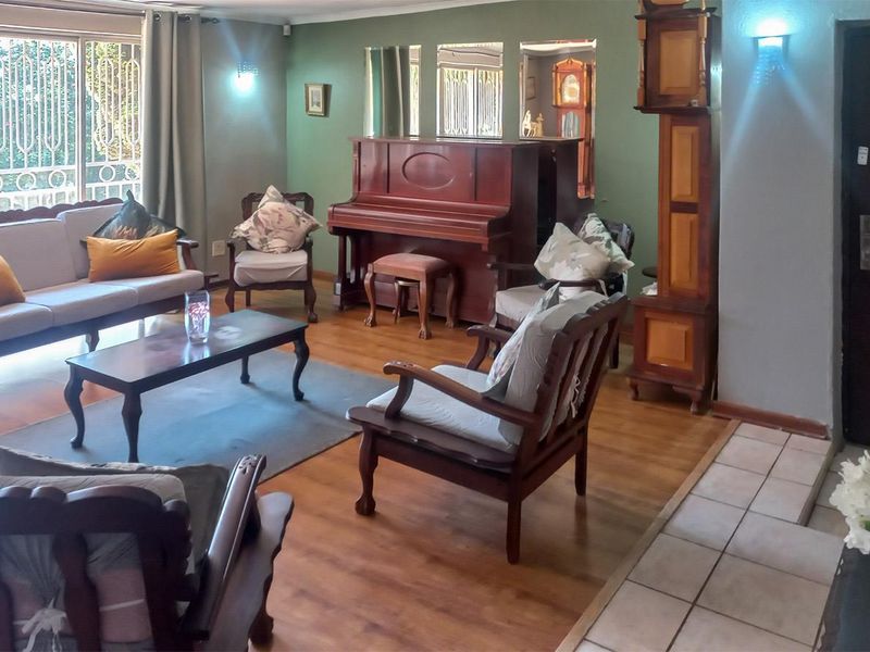 Lovely 3 Bedroom Family Home with Pool & Flatlet in Secure Boomed Area Edleen - Photo 4