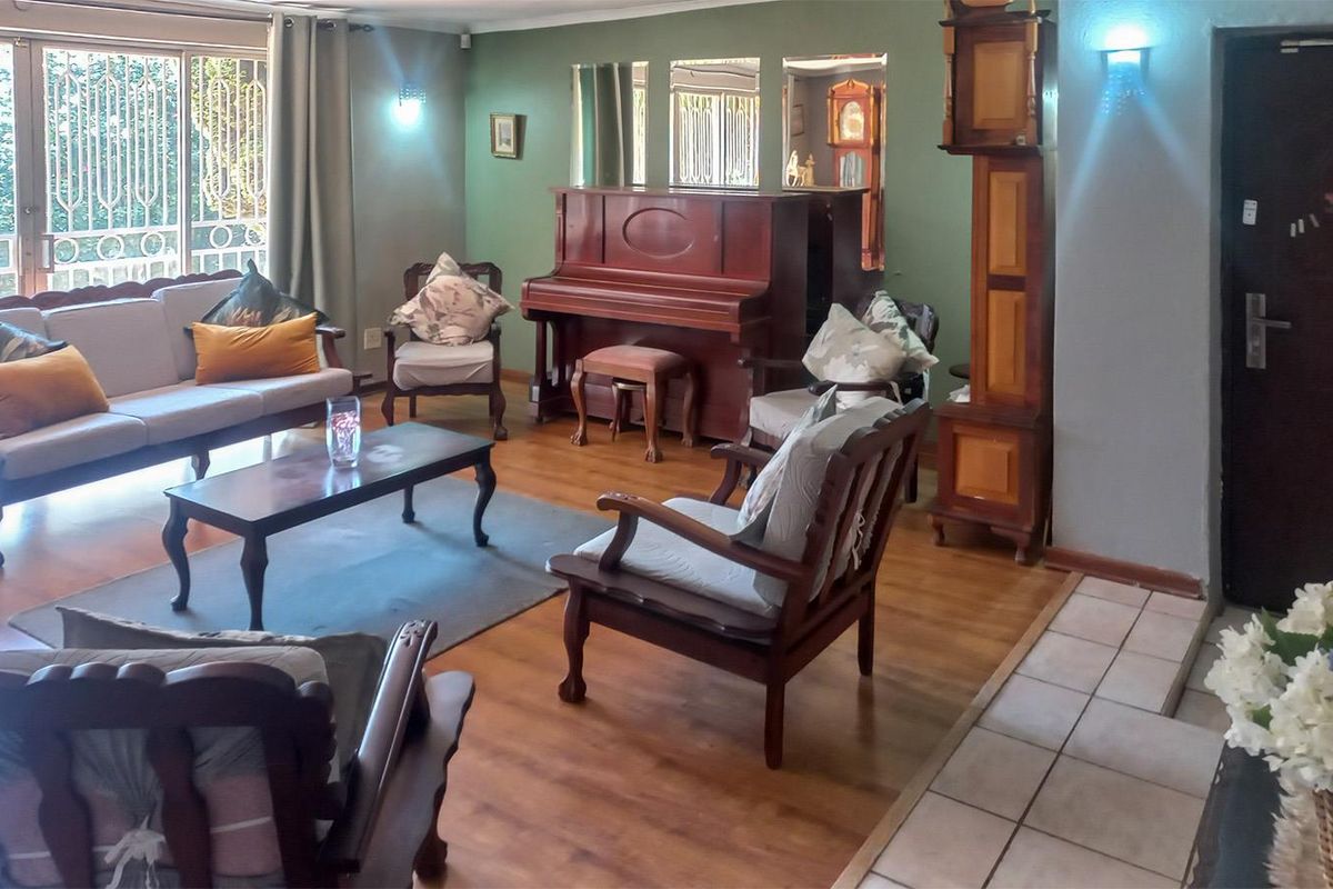 Lovely 3 Bedroom Family Home with Pool & Flatlet in Secure Boomed Area Edleen - Photo 4