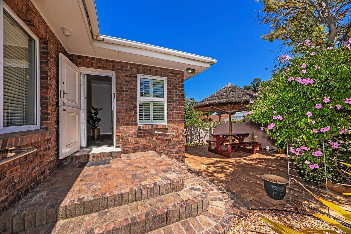 The Perfect Blend of Comfort, Style & Smart Living in Plattekloof - Photo 2