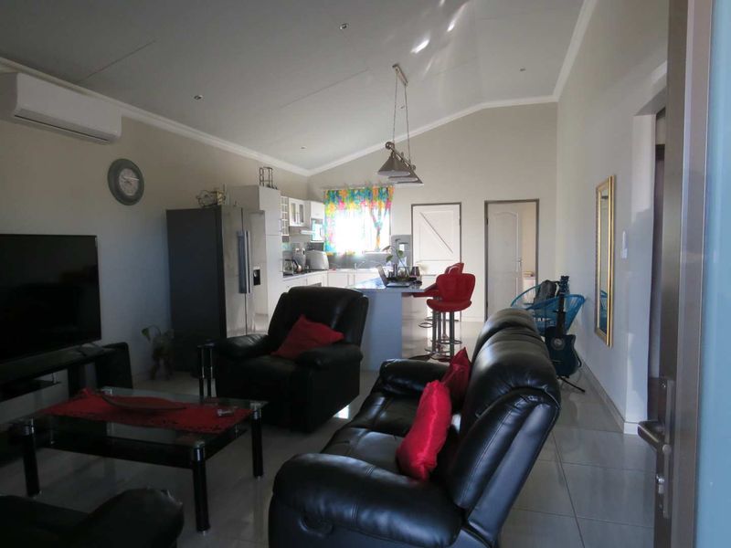 Spacious 3-Bed Family Home with Modern Kitchen & Solar Geyser - Photo 4