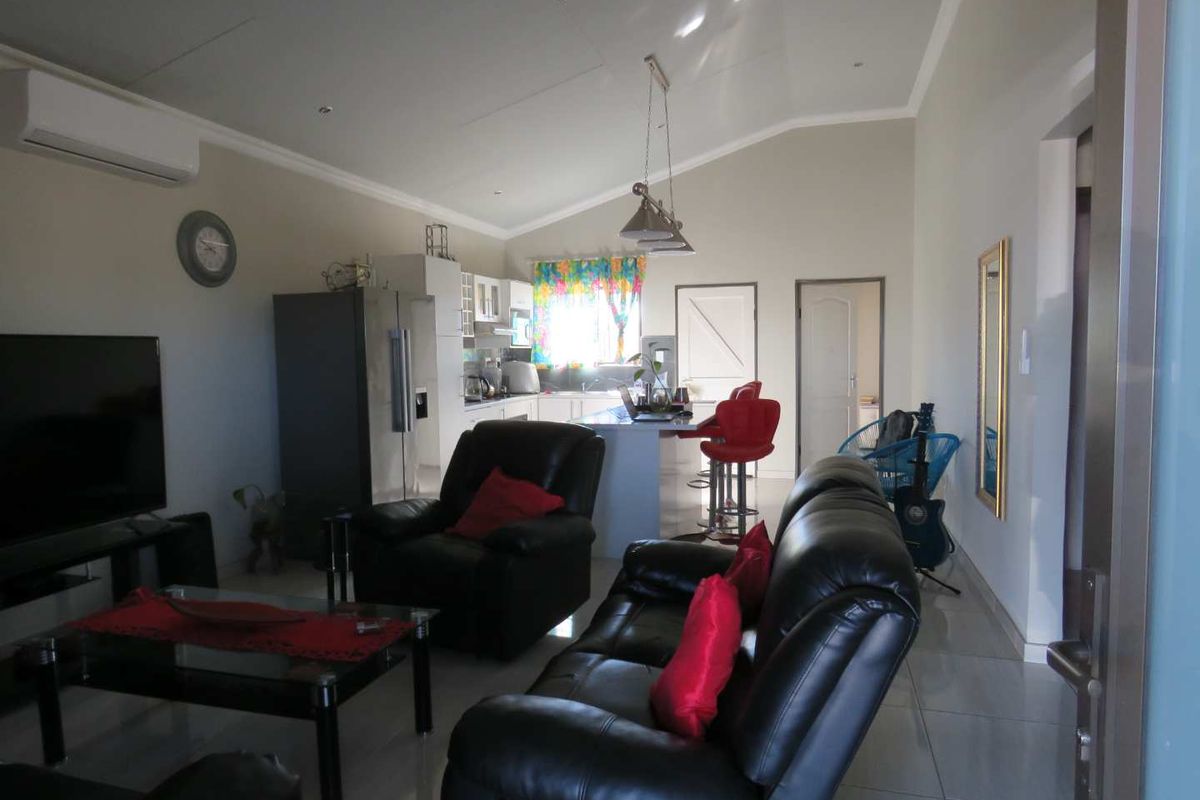 Spacious 3-Bed Family Home with Modern Kitchen & Solar Geyser - Photo 4