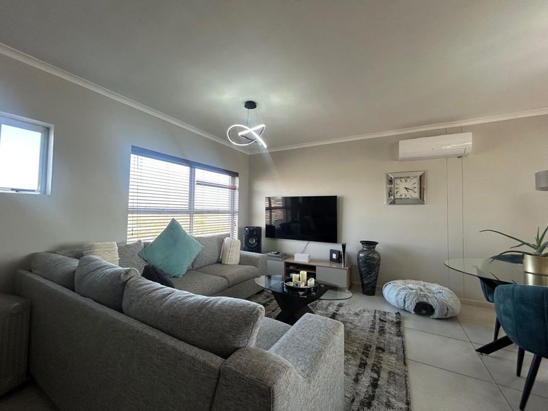 Modern 2-Bedroom Triplex in SOHO, Parklands North - Photo 2