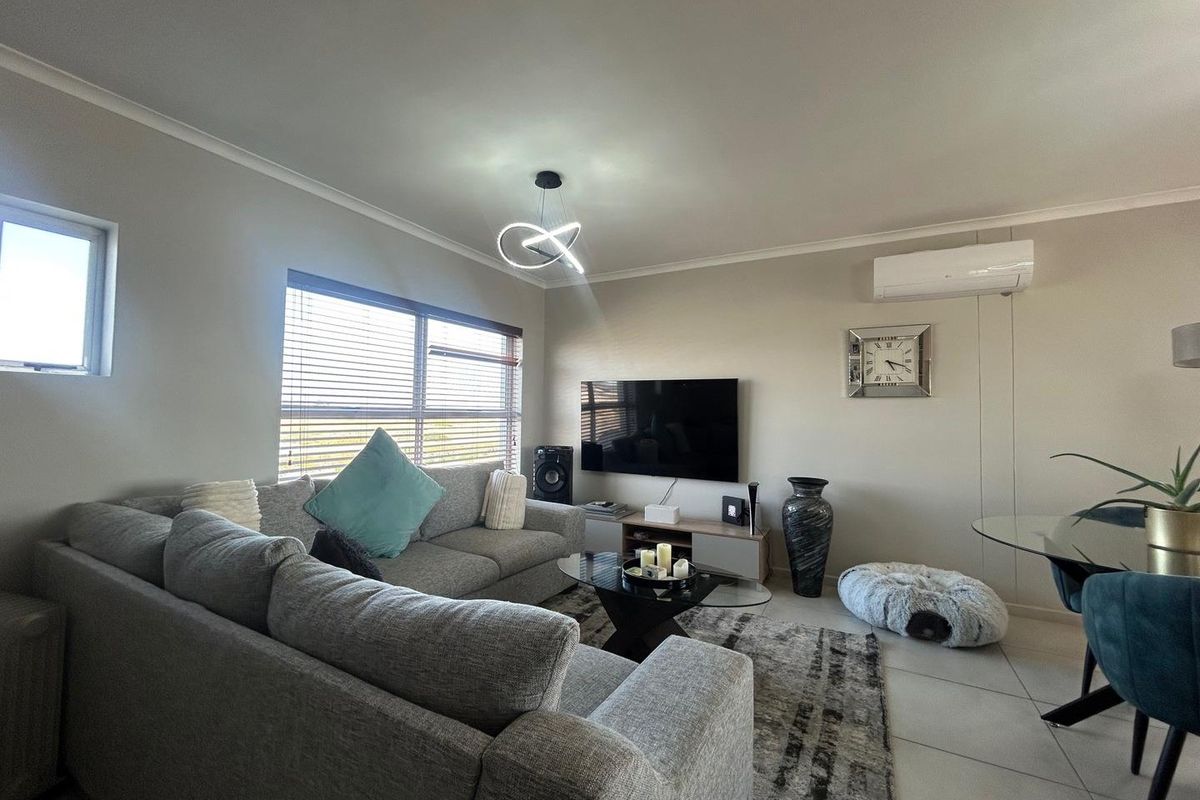 Modern 2-Bedroom Triplex in SOHO, Parklands North - Photo 2