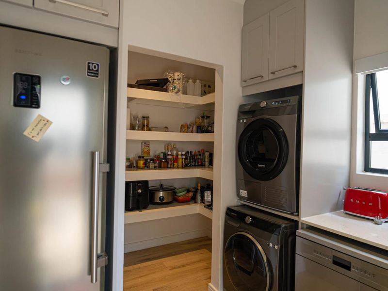 Luxury Four Bedroom Ensuite Home in Exclusive Bryanston Development - Photo 5