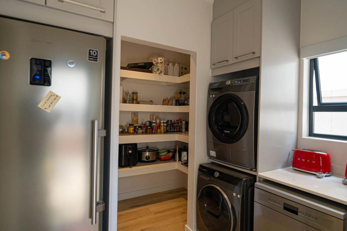 Luxury Four Bedroom Ensuite Home in Exclusive Bryanston Development - Photo 5