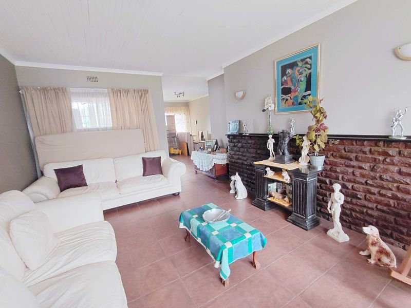 Family Home, Secure Living & Income Potential: - Photo 6