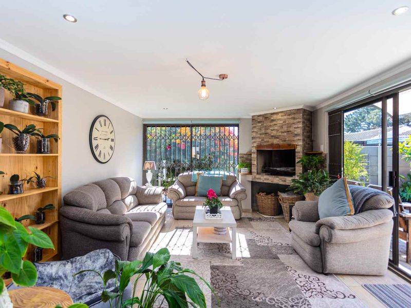 Extraordinary Dual-Living Home For Sale In Edgemead - Photo 2