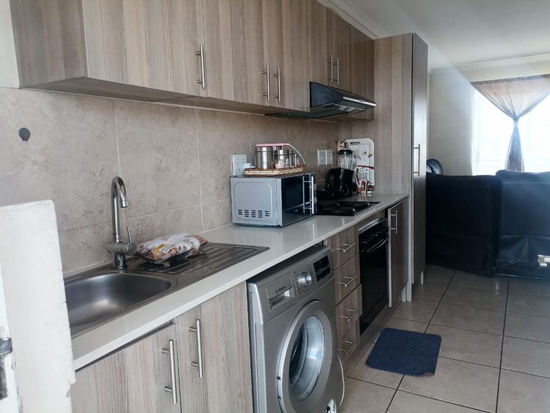 Modern 2 Bedroom Apartment - Photo 6