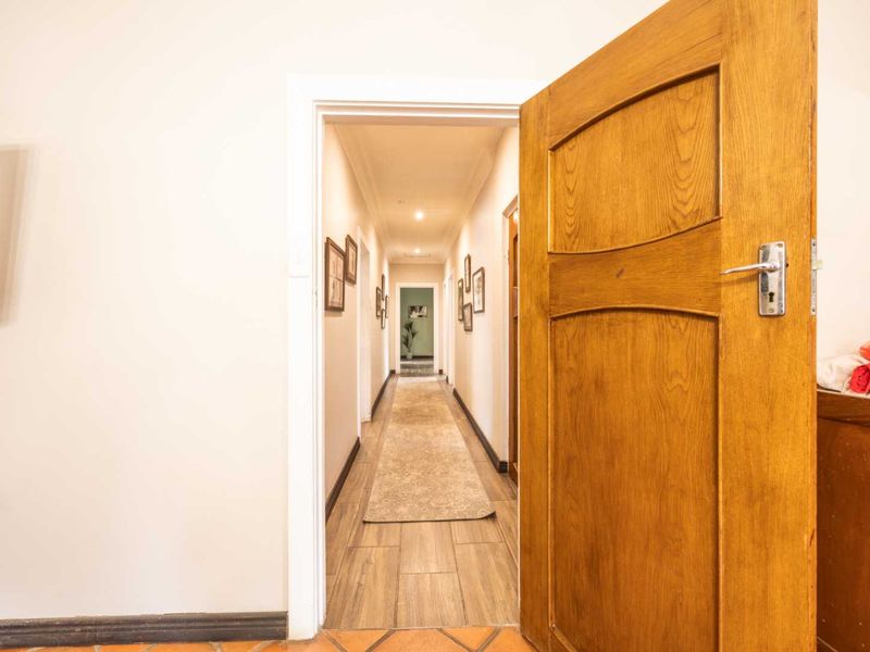 Beautifully Renovated Family Home in Waterkloof — R4,400,000 - Photo 6
