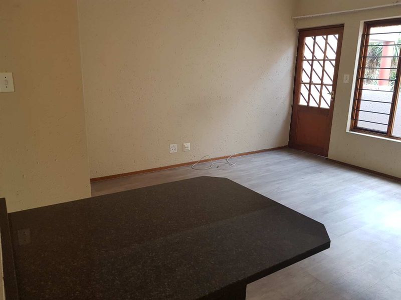 Sunny North-Facing Top Floor Apartment! - Photo 4