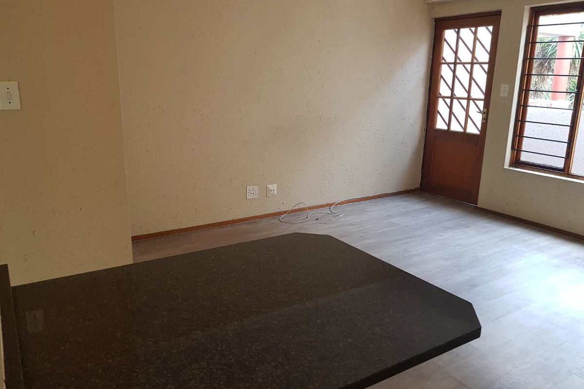 Sunny North-Facing Top Floor Apartment! - Photo 4