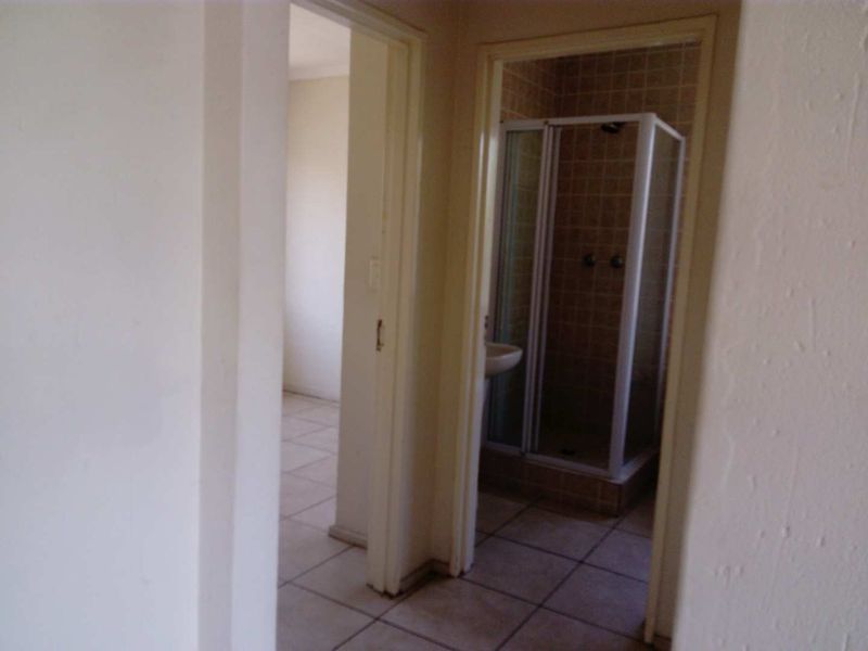 Apartment Flat for Sale in Klippoortjie Boksburg - Photo 8