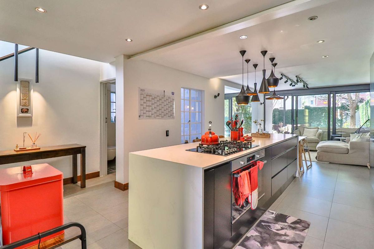 Gorgeous 3 bed, 2.5 bath duplex available for sale in Bryanston - Photo 3