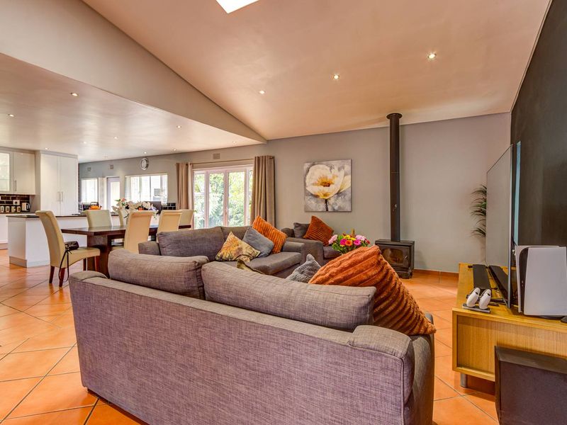 Hidden gem in a perfect location - Photo 4