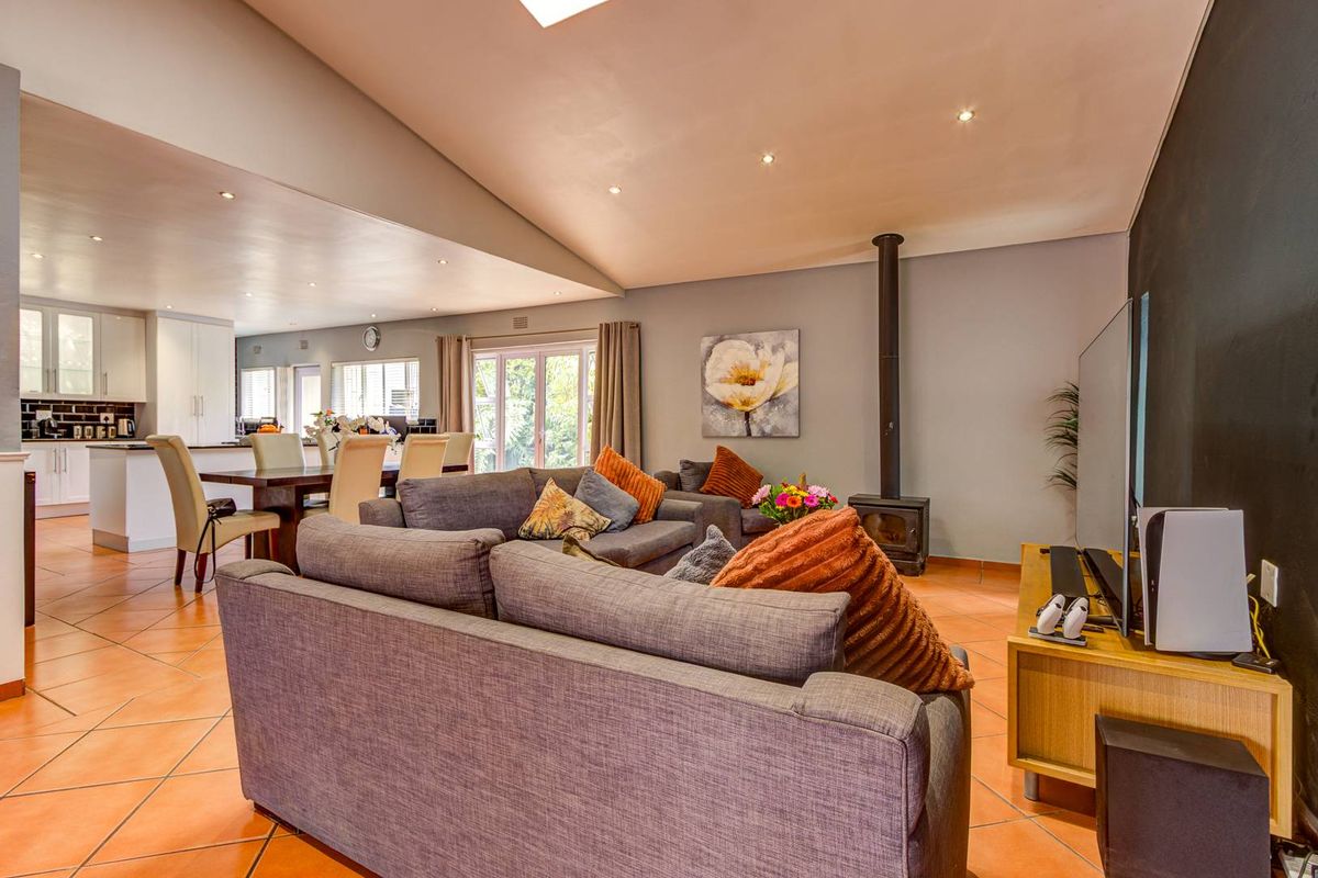 Hidden gem in a perfect location - Photo 4