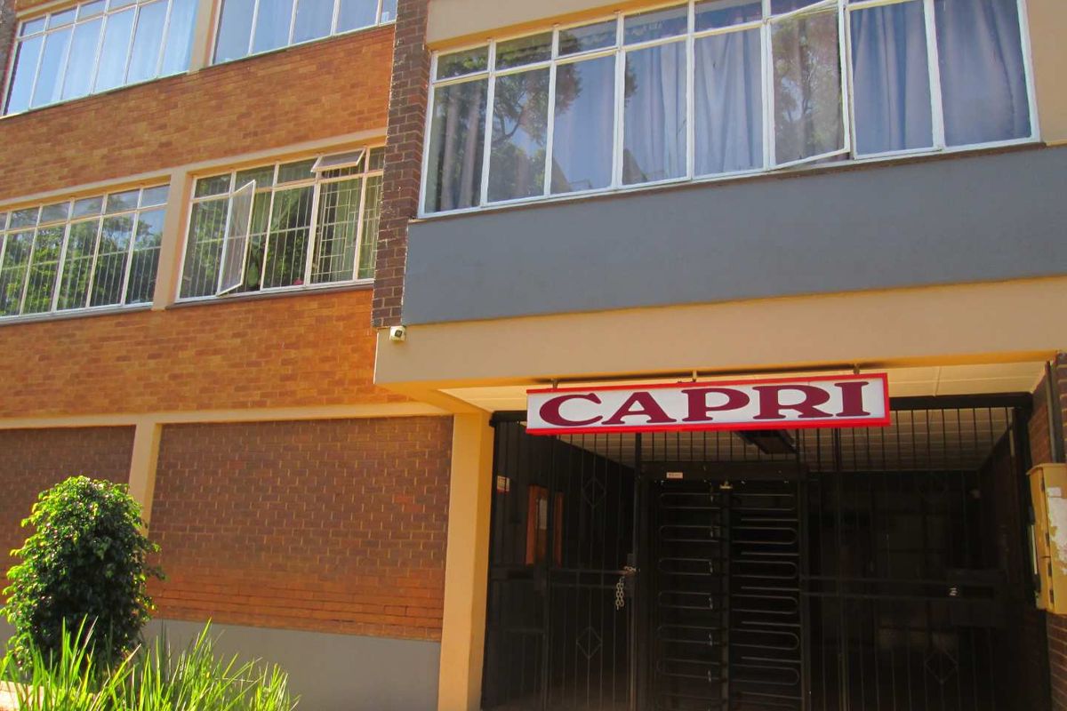 VERY NEAT AND BEAUTIFUL [ 1.5 ] ONE AND HALF BEDROOMS APARTMENT FOR SALE IN SUNNYSIDE PRETORIA BARGAIN . - Photo 2