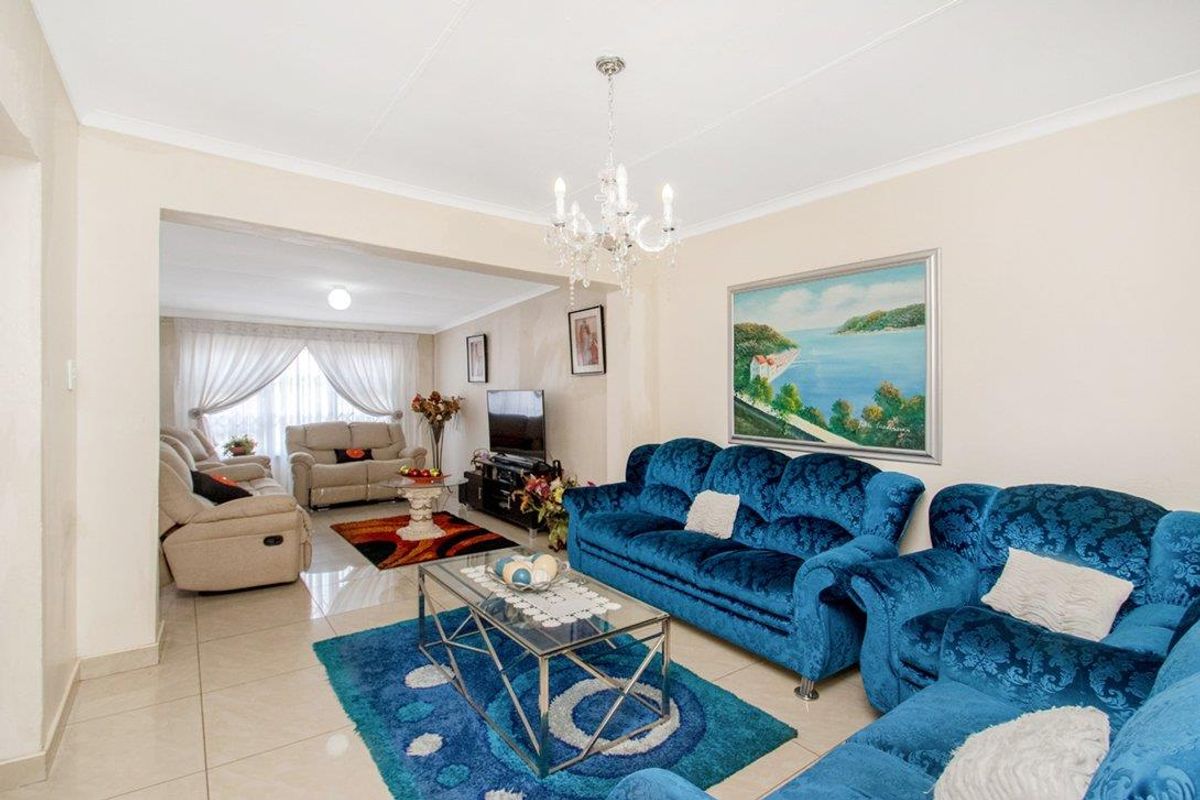 Neat 3 bedroom 1 bathroom home for sale in Westbury Johannesburg - Photo 3