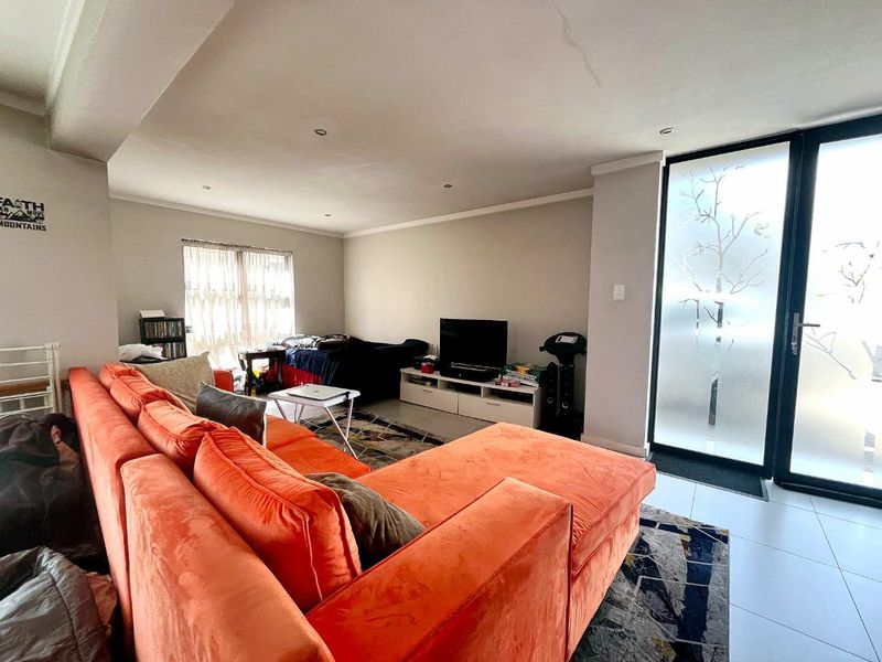 Spacious Double-Storey Townhouse in Secure Equestria Complex - Photo 5