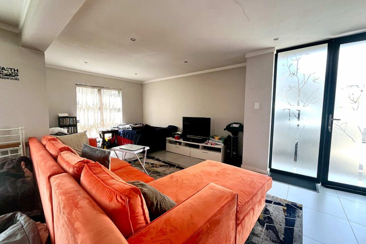 Spacious Double-Storey Townhouse in Secure Equestria Complex - Photo 5