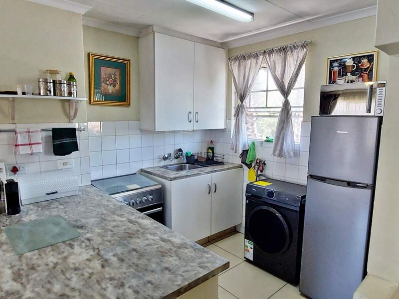 Refurbished 2 Bed Corner Unit. - Photo 5