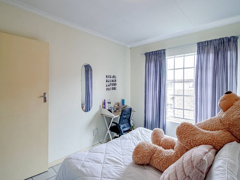 Fantastic upstairs unit with a secure tenant. - Photo 7