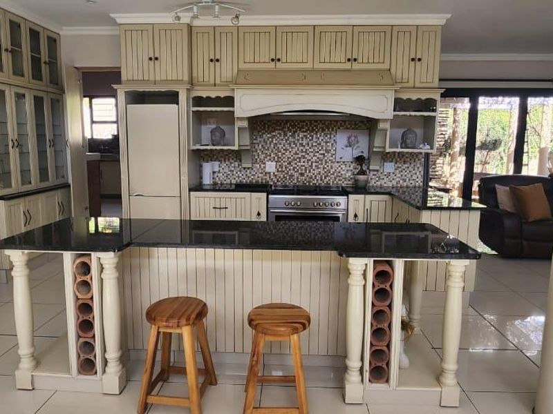 Spacious family home, with views and near amenities - Photo 3