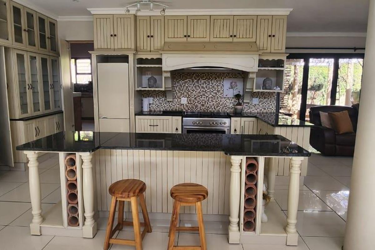 Spacious family home, with views and near amenities - Photo 3